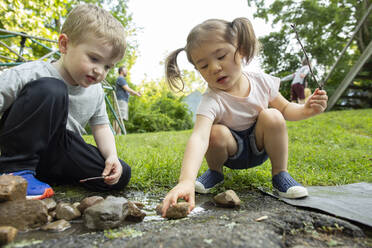 Kinder beim kreativen freien Spiel im Hinterhof - CAVF96258