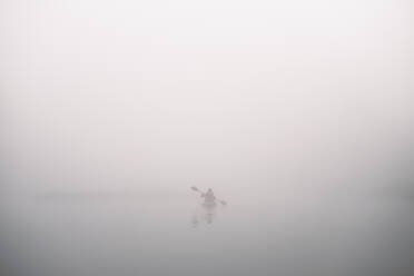 Ein Kajak-Boot in tiefem dichten Nebel, neblige Fluss-Szene - CAVF96283