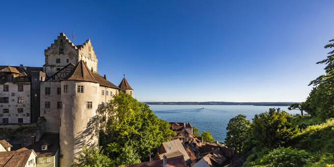 Deutschland, Baden-Württemberg, Meersburg, Außenansicht von Schloss Meersburg im Sommer mit Bodensee im Hintergrund - WDF06913