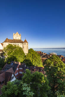 Deutschland, Baden-Württemberg, Meersburg, Klarer Himmel über Schloss Meersburg und der Stadt im Sommer - WDF06915