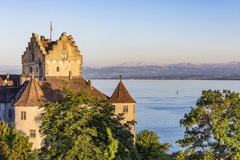 Deutschland, Baden-Württemberg, Meersburg, Außenansicht von Schloss Meersburg im Sommer mit Bodensee im Hintergrund - WDF06917