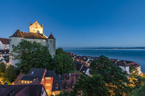 Deutschland, Baden-Württemberg, Meersburg, Schloss Meersburg und die umliegende Stadt in der Sommernacht - WDF06921