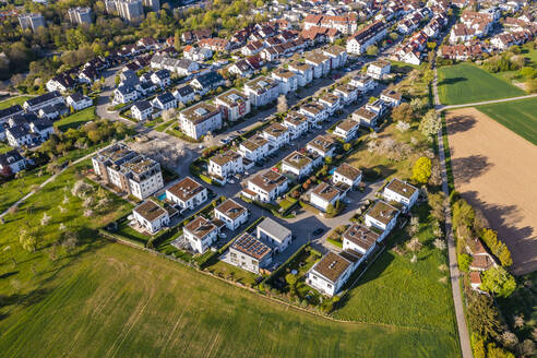 Deutschland, Baden-Württemberg, Waiblingen, Luftaufnahme von modernen energieeffizienten Vorstadthäusern im Sommer - WDF06932