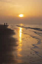 Deutschland, Niedersachsen, Juist, Sandstrand bei stimmungsvollem Sonnenuntergang - WIF04498