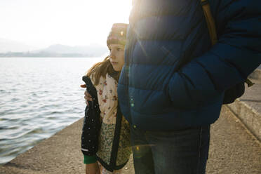 Mädchen mit Vater am See stehend an einem sonnigen Tag - TYF00142