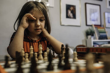 Kluges Kind spielt Schach Mädchen - CAVF96291