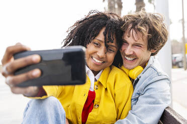 Glückliche Frau mit Mann nimmt Selfie durch Smartphone - OIPF01621