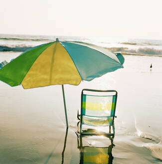 Strandkorb und Sonnenschirm am Strand bei Sonnenuntergang - TETF01629