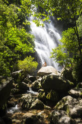 Schöner Blick auf Frau genießt grünen atlantischen Regenwald Wasserfall - CAVF96343