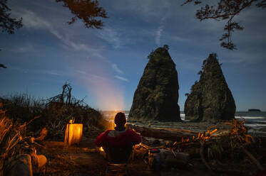 Zeltplatz mit Lagerfeuerschein im Olympic National Park - CAVF96346