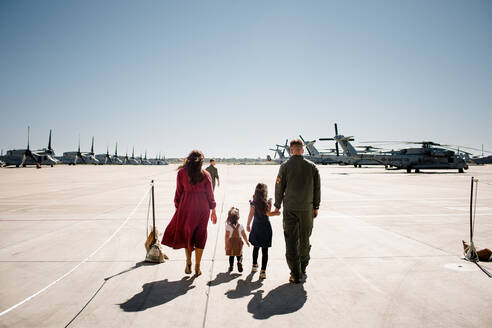 Militärische Familienzusammenführung im Miramar in San Diego - CAVF96364