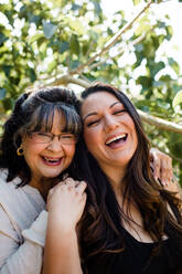 Nahaufnahme von Mutter & Tochter lachend in San Diego - CAVF96370