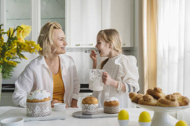 Mutter und Tochter haben Spaß beim Kochen in der Küche. - CAVF96389