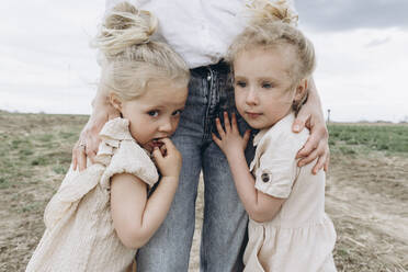 Blondes Mädchen mit Mutter auf einem landwirtschaftlichen Feld - SIF00086