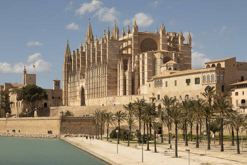 Spanien, Balearische Inseln, Palma, Außenansicht der Kathedrale von Palma im Sommer - FCF02036
