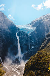 Patagonische Schneeverwehung mit Wasserfall, Queulat-Nationalpark - CAVF96533