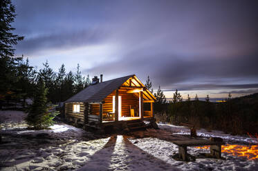 Snow Peak Cabin bei Nacht im Colville National Forest - CAVF96535