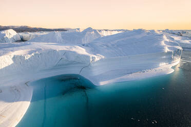 Extreme Eisberge aus der Vogelperspektive - CAVF96542