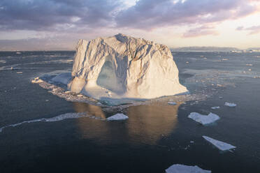 Extreme Eisberge aus der Vogelperspektive - CAVF96543