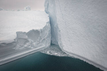 Extreme Eisberge aus der Vogelperspektive - CAVF96546