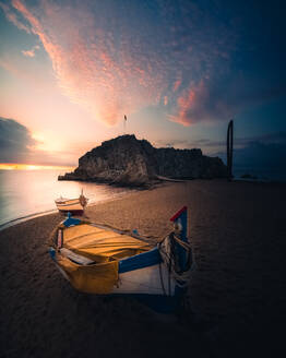 Sonnenaufgang am Strand mit Booten - CAVF96547