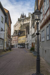 Germany, Rhineland-Palatinate, Diez, Empty town alley with Diez Castle in background - MHF00582