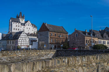 Deutschland, Rheinland-Pfalz, Diez, Steinmauern mit Fachwerkhäusern und Schloss Diez im Hintergrund - MHF00583