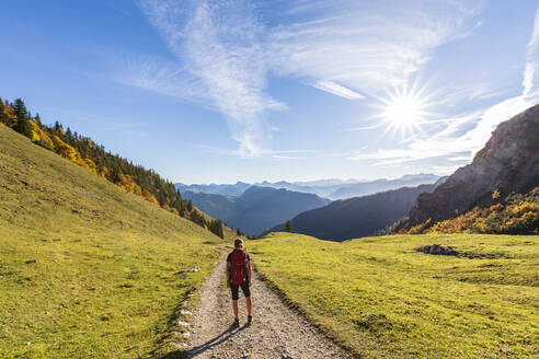 Deutschland, Bayern, Wanderin steht mitten auf dem Weg zum Geigelstein - FOF13128