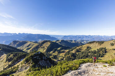 Deutschland, Bayern, Wanderin bewundert Aussicht auf Chiemgauer Alpen auf dem Weg zum Geigelstein - FOF13129