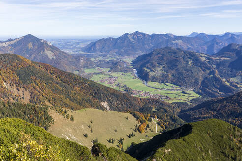 Deutschland, Bayern, Schleching, Blick auf die Stadt und die umliegenden Berge der Chiemgauer Alpen im Herbst - FOF13135
