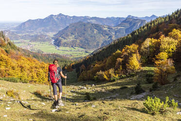 Deutschland, Bayern, Wanderin bewundert Aussicht auf dem Weg zum Geigelstein - FOF13137