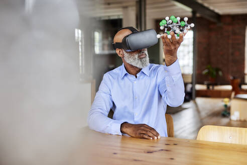 Wissenschaftlerin mit VR-Brille hält Molekularstruktur zu Hause fest - FMKF07519