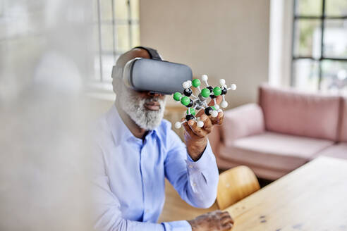 Wissenschaftlerin mit VR-Brille untersucht Helix-Modell zu Hause - FMKF07520