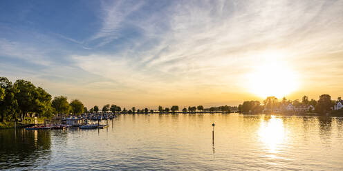 Deutschland, Bayern, Lindau, Panoramablick auf den Kleinen See bei Sonnenuntergang - WDF06943