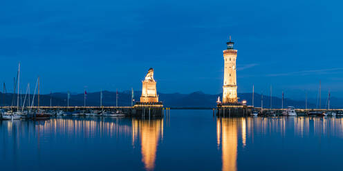 Deutschland, Bayern, Lindau, Langzeitbelichtung des beleuchteten Leuchtturms und der Skulptur des Bayerischen Löwen bei Nacht - WDF06945