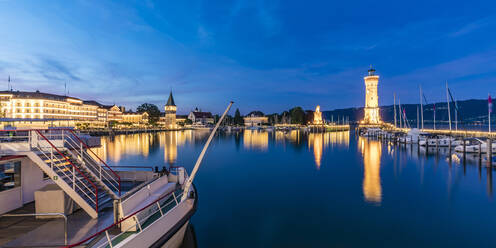 Deutschland, Bayern, Lindau, Panoramablick auf den Hafen am Ufer des Bodensees in der Abenddämmerung - WDF06947