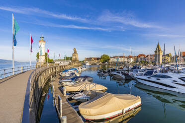 Deutschland, Bayern, Lindau, Boote im Hafen am Ufer des Bodensees - WDF06948