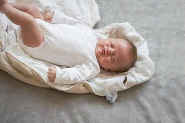 Ein kleiner Junge schläft auf einem Bett zu Hause - SSGF00845