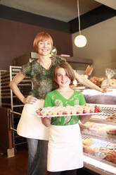 Inhaberin und Tochter (10-11) in einer kleinen Bäckerei - TETF01643