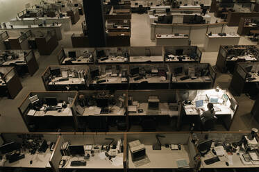 Frau arbeitet spät in der Nacht im Büro - TETF01644