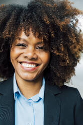 Happy Afro businesswoman wearing suit - MEUF05390