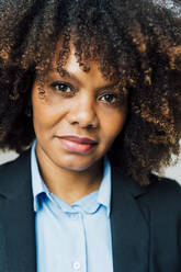 Selbstbewusste afroamerikanische Geschäftsfrau im Anzug - MEUF05392