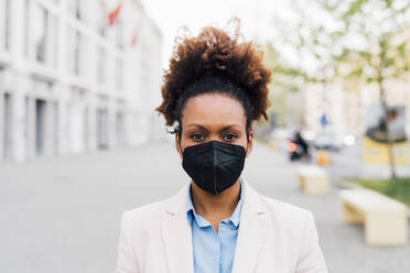 Businesswoman wearing protective face mask for smog - MEUF05469