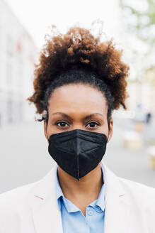 Afro businesswoman wearing protective face mask for smog - MEUF05471