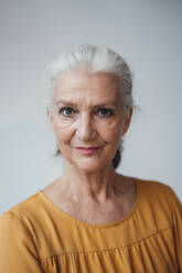 Ältere Frau mit grauem Haar vor weißem Hintergrund - JOSEF08964