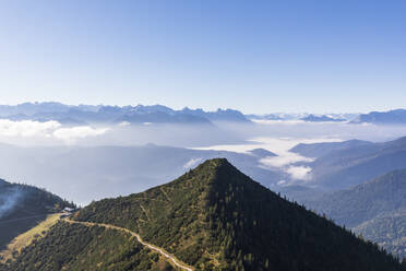 Deutschland, Bayern, Gipfel des Martinskopfes mit Nebelschwaden im Hintergrund - FOF13144