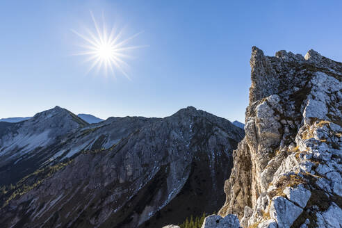 Deutschland, Bayern, Sonnenschein über den Gipfeln der Ammergauer Alpen - FOF13166