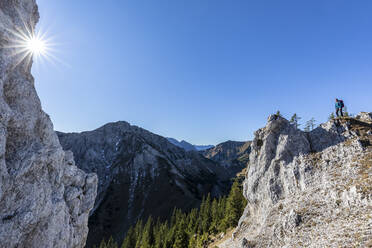 Deutschland, Bayern, Wanderin bewundert Landschaft auf dem Weg zum Hasentalkopf - FOF13167