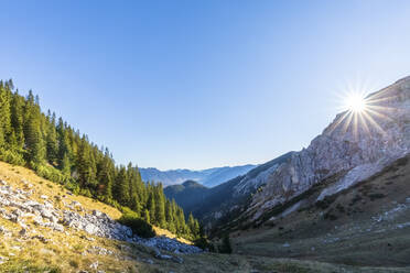 Deutschland, Bayern, Blick vom Berggipfel in den Ammergauer Alpen - FOF13176