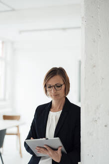 Geschäftsfrau mit Brille und Tablet-PC im Büro - JOSEF09124